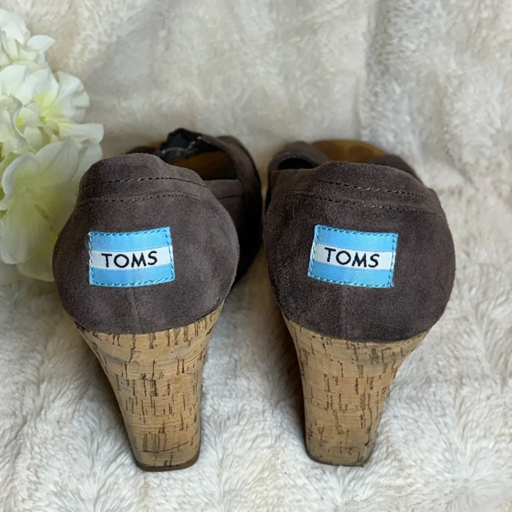 TOMS Women's Taupe Suede Wedges size 9